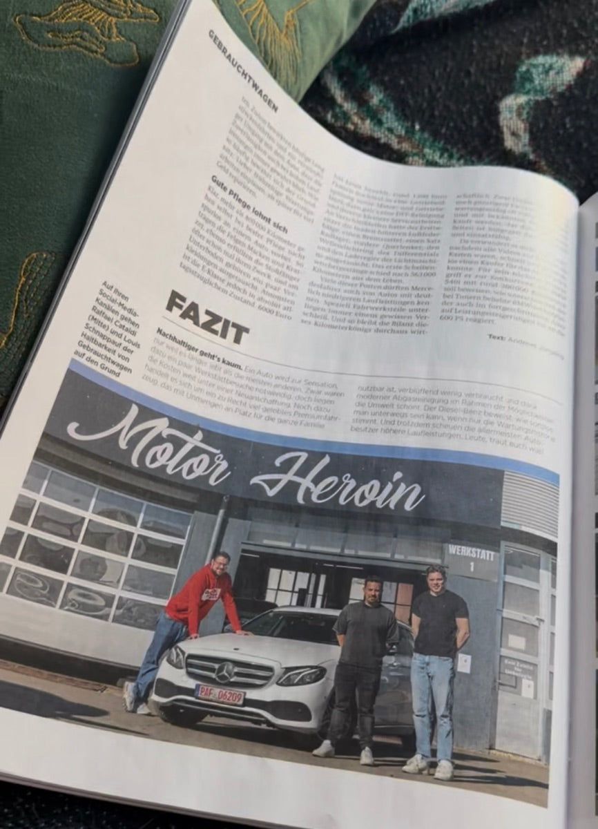 Artikel in der auto motor und sport: Raffael Cataldi und Louis Schnappauf vor der Motor-Heroin-Werkstatt mit einer Mercedes E-Klasse